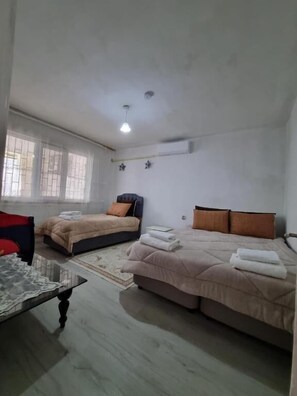 Apartamento, varanda, vista para o pátio | Ferros/tábuas de passar roupa, Wi-Fi de cortesia