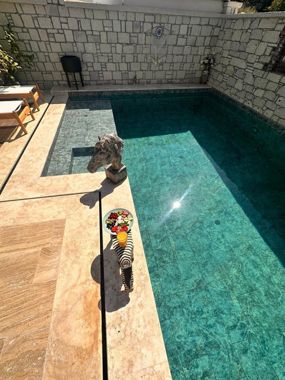 Una piscina al aire libre de temporada