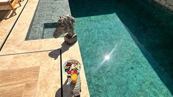 Una piscina al aire libre de temporada