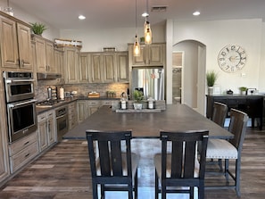 Microondas, horno, parrilla de estufa y lavavajillas