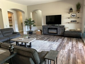 Televisión y chimenea