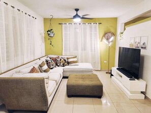 Smart TV - Spacious Family Home Near Beaches, Surf, Restaurants & Nature (rincón)