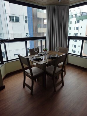 家庭雙人房, 1 張特大雙人床和 1 張沙發床, 海灣景觀 | 房內用餐區