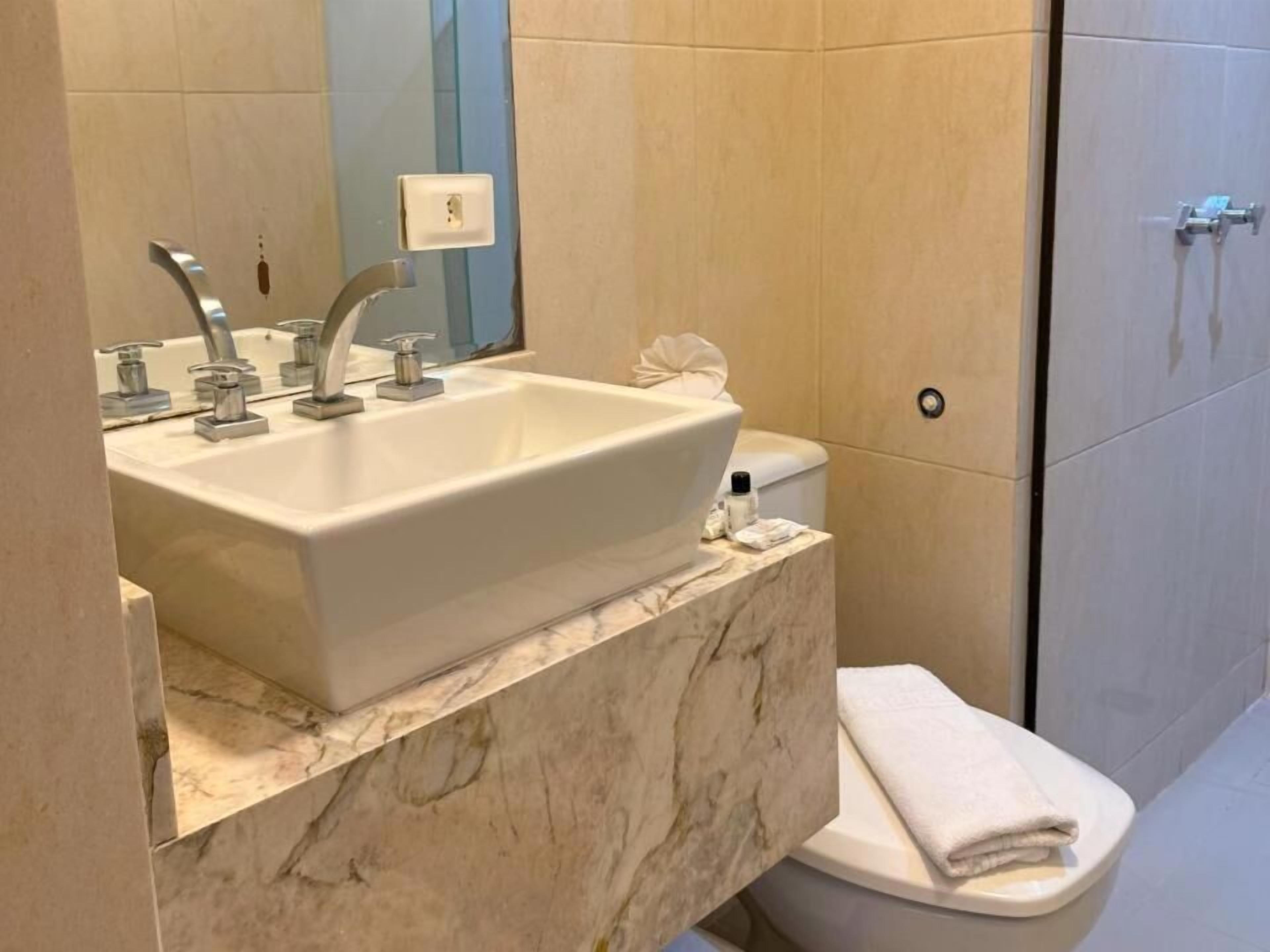 Chuveiro, papel higiênico