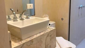 Chuveiro, papel higiênico