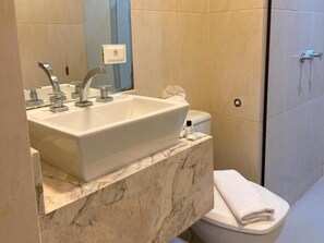 Een douche, toiletpapier