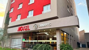 A hotel building with a red facade and a sign reading "HOTEL DUNAMYS". - HOTEL DUNAMYS (Londrina)