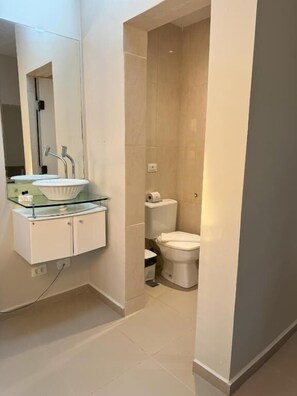 Superior Double Room, City View | Bathroom | Shower, toilet paper - HOTEL DUNAMYS (Londrina)