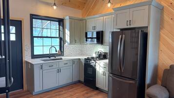 Een koelkast, een magnetron, een kookplaat