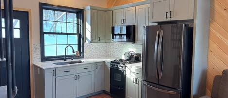 Réfrigérateur, four à micro-ondes, surface de cuisson, cafetière-théière