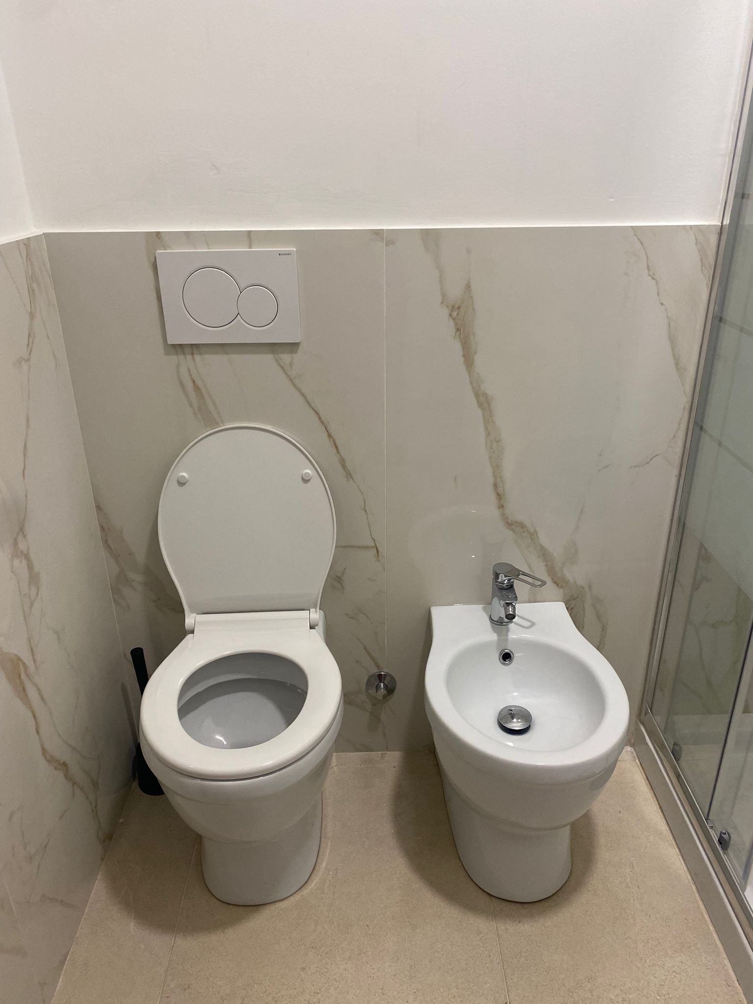 Suihku, bidee, pyyhkeet, vessapaperi