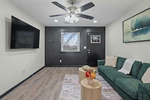 Smart TV - NEW 2BR/ Sleeps 4/Walking distance to MB/StateFarm (Atlanta)