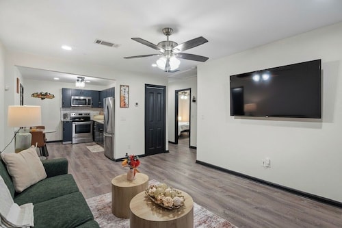 NEW 2BR/ Sleeps 4/Walking distance to MB/StateFarm