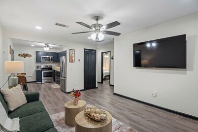NEW 2BR/ Sleeps 4/Walking distance to MB/StateFarm