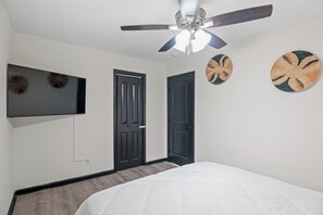 2 bedrooms, iron/ironing board, free WiFi, bed sheets - NEW 2BR/ Sleeps 4/Walking distance to MB/StateFarm (Atlanta)