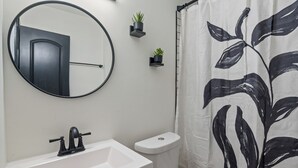 タオル、トイレットペーパー