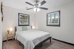 2 bedrooms, iron/ironing board, free WiFi, bed sheets - NEW 2BR/ Sleeps 4/Walking distance to MB/StateFarm (Atlanta)