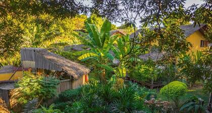 AMBALAMANGA: large house with tree house, 200 m from the sea and entertainment.