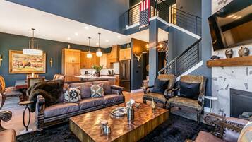 Deluxe Townhome, Mountain View | Living area