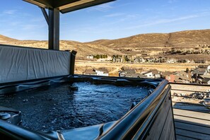 Deluxe-Stadtwohnung, Bergblick | Außen-Whirlpool