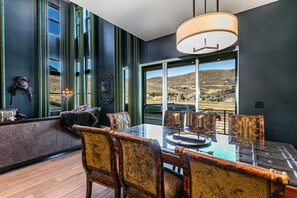 Deluxe-Stadtwohnung, Bergblick | Speisen