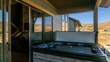 Deluxe Townhome, Mountain View | Outdoor spa tub
