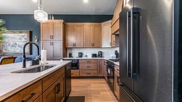 Deluxe Townhome, Mountain View | Private kitchen