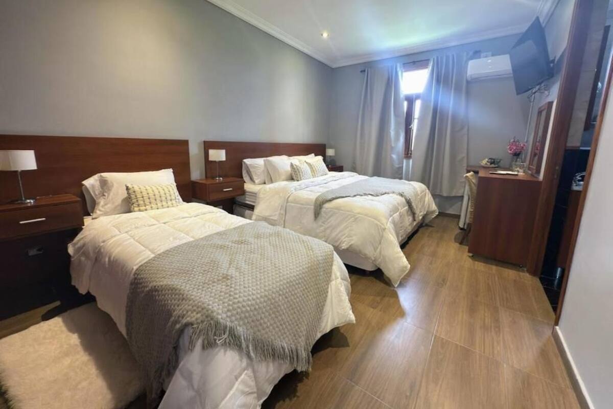 Habitación triple de lujo, patio, vista al patio | Wifi gratis y acceso para silla de ruedas