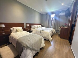 Luxury-Dreibettzimmer, Terrasse, Blick auf den Innenhof | Kostenloses WLAN, Rollstuhlgeeignet