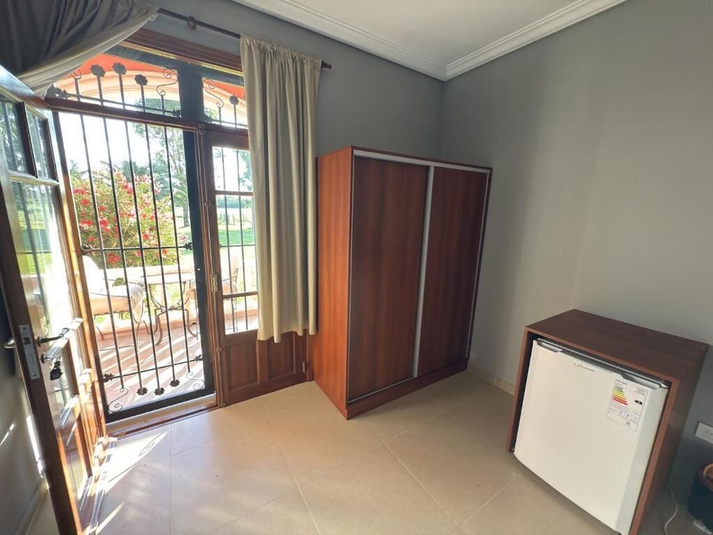 Habitación doble de lujo, balcón, vista al patio | Interior