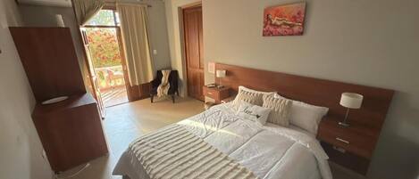 Kahden hengen luksushuone, parveke, näköala pihalle | Ilmainen Wi-Fi, pääsy pyörätuolilla