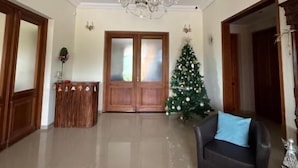 A spacious living room with a chandelier, a Christmas tree, and a sofa. - ESTANCIA LA ROSADITA (San Andres de Giles)