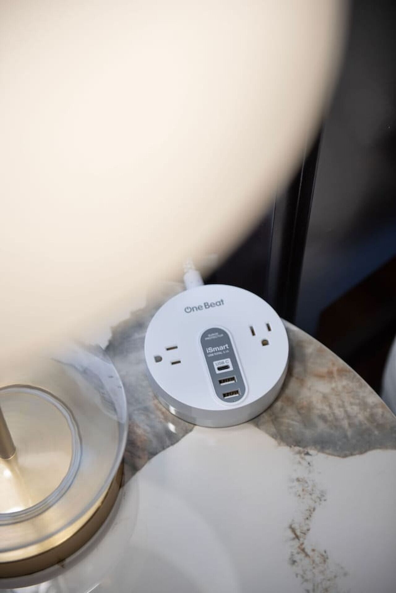 Une multiprise OneBeat dotée de ports USB et d’une étiquette indiquant qu’il s’agit d’un appareil iSmart.