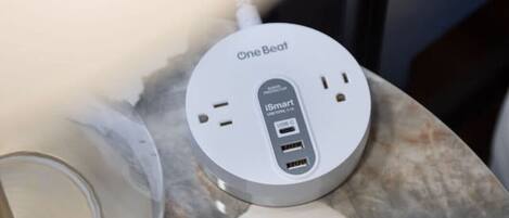 Une multiprise OneBeat dotée de ports USB et d’une étiquette indiquant qu’il s’agit d’un appareil iSmart.