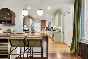 Fridge, microwave, oven, stovetop - Historic Gem | Soaking Tub • Fire Pit • EV Charger (Pittsburgh)