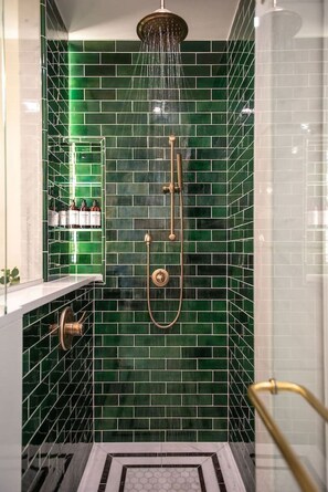 Hair dryer - Historic Gem | Soaking Tub • Fire Pit • EV Charger (Pittsburgh)