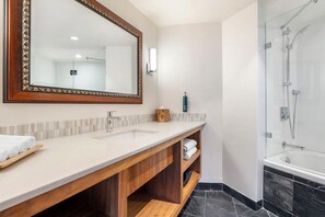 Hair dryer, towels, soap, toilet paper - FIFA dates available: 1 Bedroom hotel suite sleeps 4, in the heart of downtown (Vancouver)