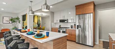 Kühlschrank, Mikrowelle, Ofen, Herdplatte