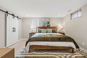 4 habitaciones, escritorio y tabla de planchar con plancha 