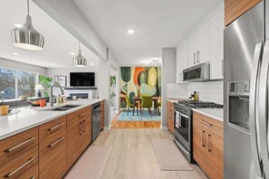 Refrigerador, microondas, horno y parrilla de estufa 