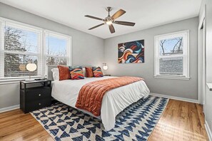 4 slaapkamers, een bureau, een strijkplank/strijkijzer, reisbedje