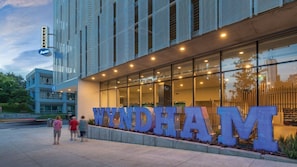 Ein Gebäude mit einer großen Beschilderung mit dem Schriftzug „WINDEHAM“ und einer kleineren Beschilderung für „Austin“.