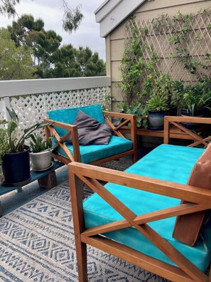 Terrace/patio - Cozy 1-loft studio with AC in Huntington Beach with fitness, pool, spa and sauna (Huntington Beach)