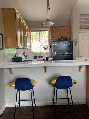 Private kitchen - Cozy 1-loft studio with AC in Huntington Beach with fitness, pool, spa and sauna (Huntington Beach)
