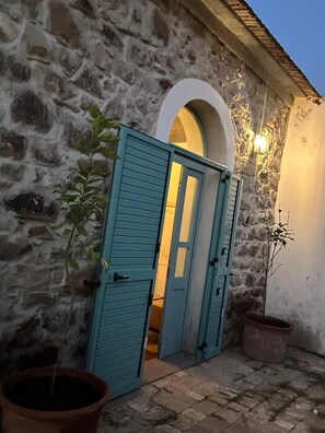 Exterior detail - Spacious villa with large pool and stunning views across rolling countryside. (Perfugas)