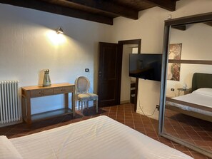 Iron/ironing board, WiFi, bed sheets - Spacious villa with large pool and stunning views across rolling countryside. (Perfugas)