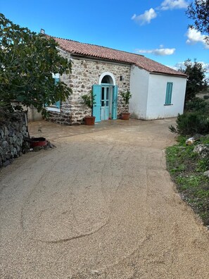 Exterior - Spacious villa with large pool and stunning views across rolling countryside. (Perfugas)