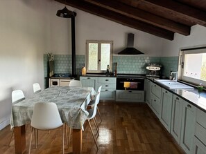 Private kitchen - Spacious villa with large pool and stunning views across rolling countryside. (Perfugas)