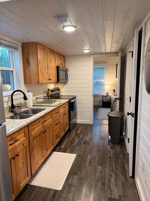 Microwave, oven, stovetop - House in the Pines - Tiny Home Near Southern Pines (Vass)