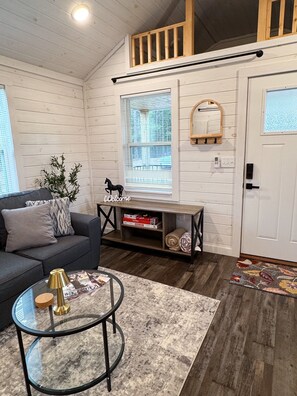 TV - House in the Pines - Tiny Home Near Southern Pines (Vass)